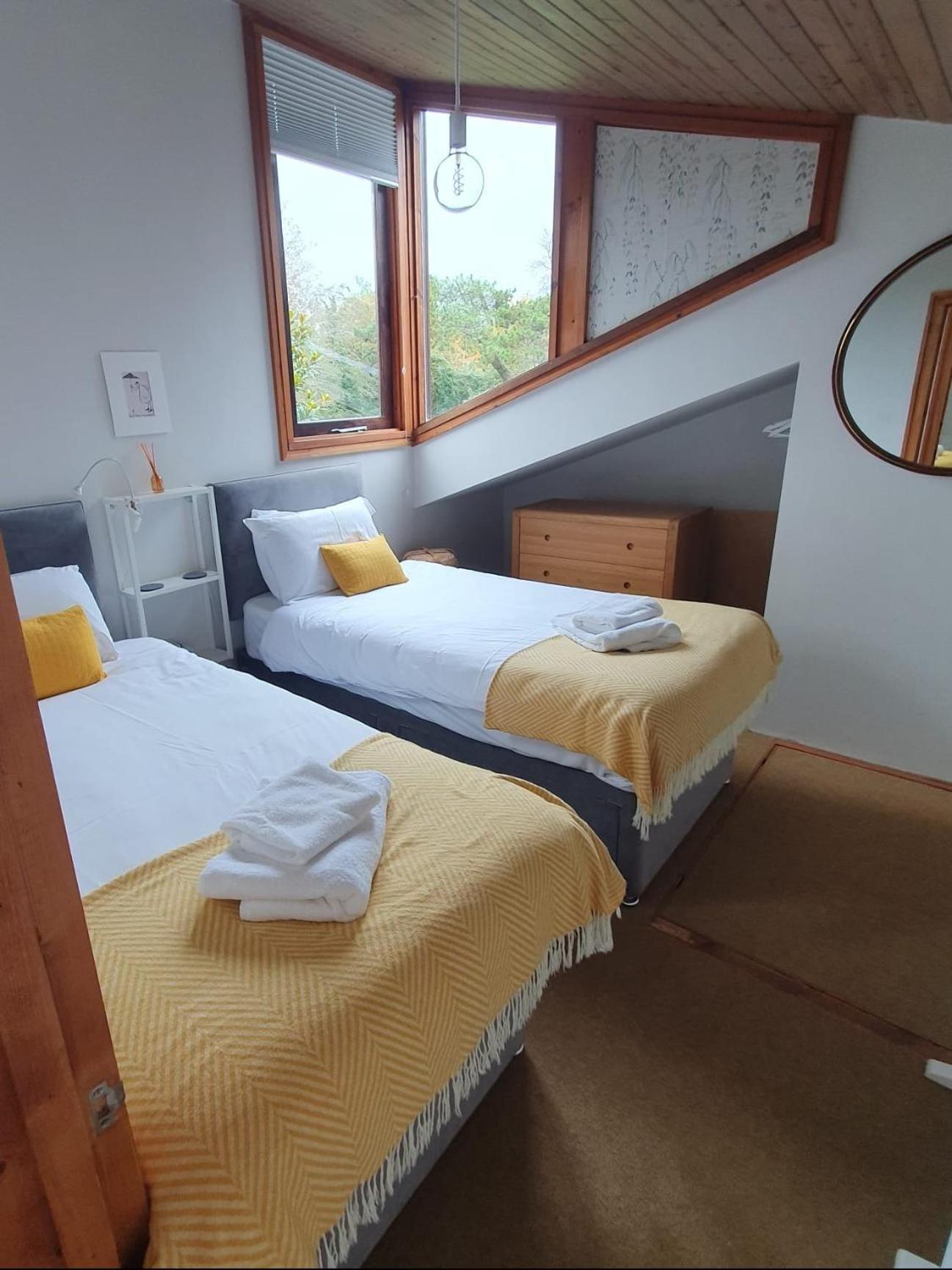 Unique & Rural Child Friendly Annexe With Large Gardens, Games & Tennis Court - Chichester Holiday Properties Buitenkant foto