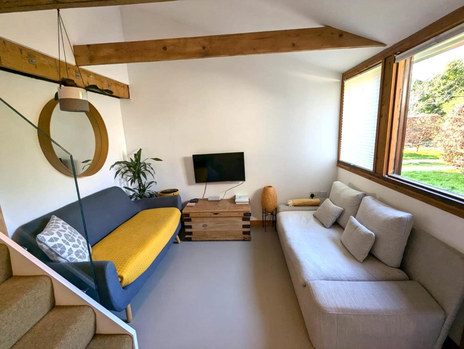 Unique & Rural Child Friendly Annexe With Large Gardens, Games & Tennis Court - Chichester Holiday Properties Buitenkant foto