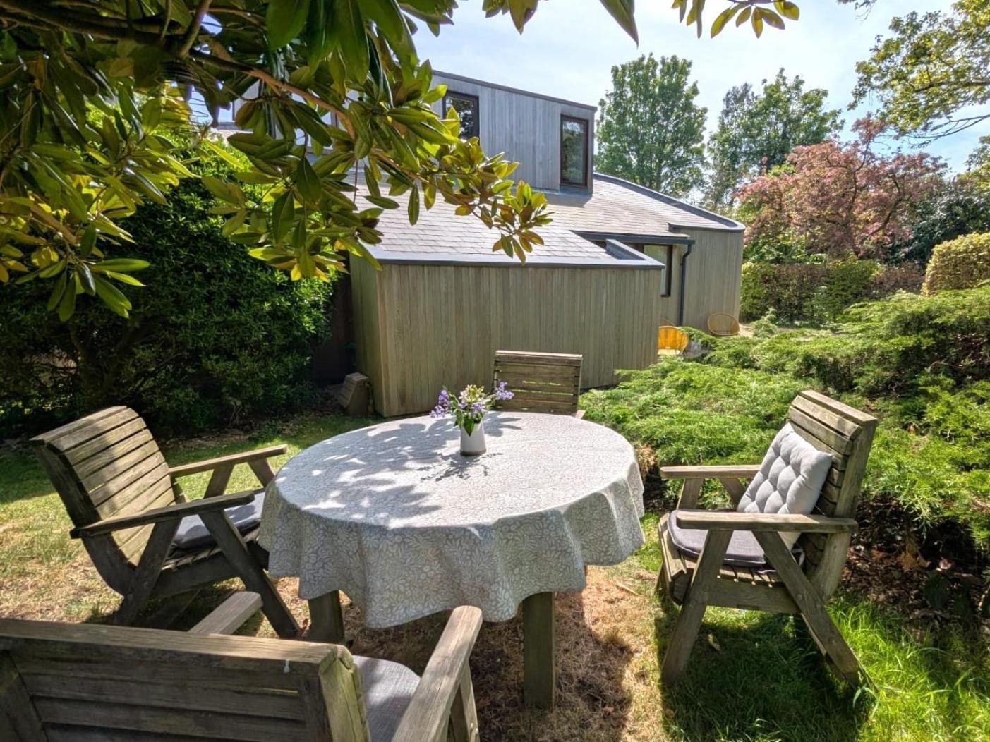 Unique & Rural Child Friendly Annexe With Large Gardens, Games & Tennis Court - Chichester Holiday Properties Buitenkant foto